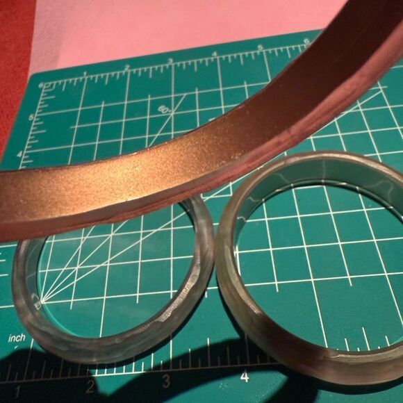 Set of 3 iridescent beige rose silver metallic lucite bangles - Picture 5 of 7